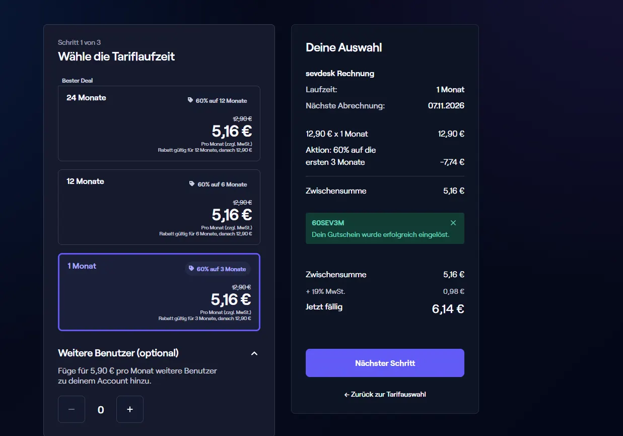 Bestellprozess von sevdesk, Schritt 1: Laufzeit 24, 12 oder 1 Monat, jeweils 12,90 Euro regulär und 5,16 Euro im Startangebot; weitere Benutzer für 5,90 Euro pro Monat.